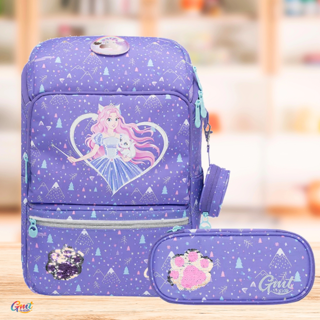 Schulranzen von GMT for Kids - GMT Light Prinzessin Kitty - Set aus Ranzen und Federmappe: Dargestellt ist eine lila Schulmappe sowie die passdende Federtasche dazu.