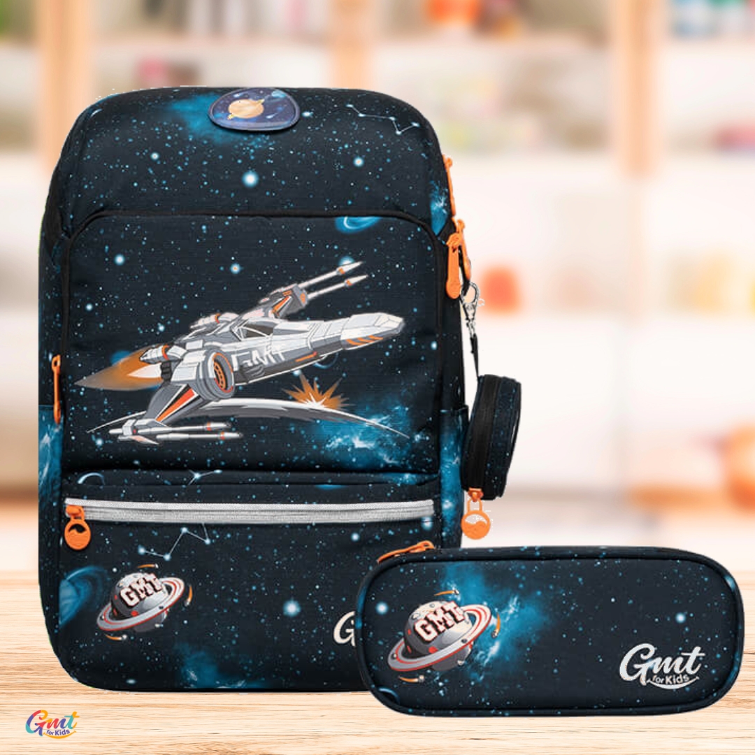 Schulranzen von GMT for Kids - GMT Light Raumschiff - Set aus Ranzen und Federmappe: Abegbildet ist eine dunkelblaue Schultasche mit passender Federtasche.