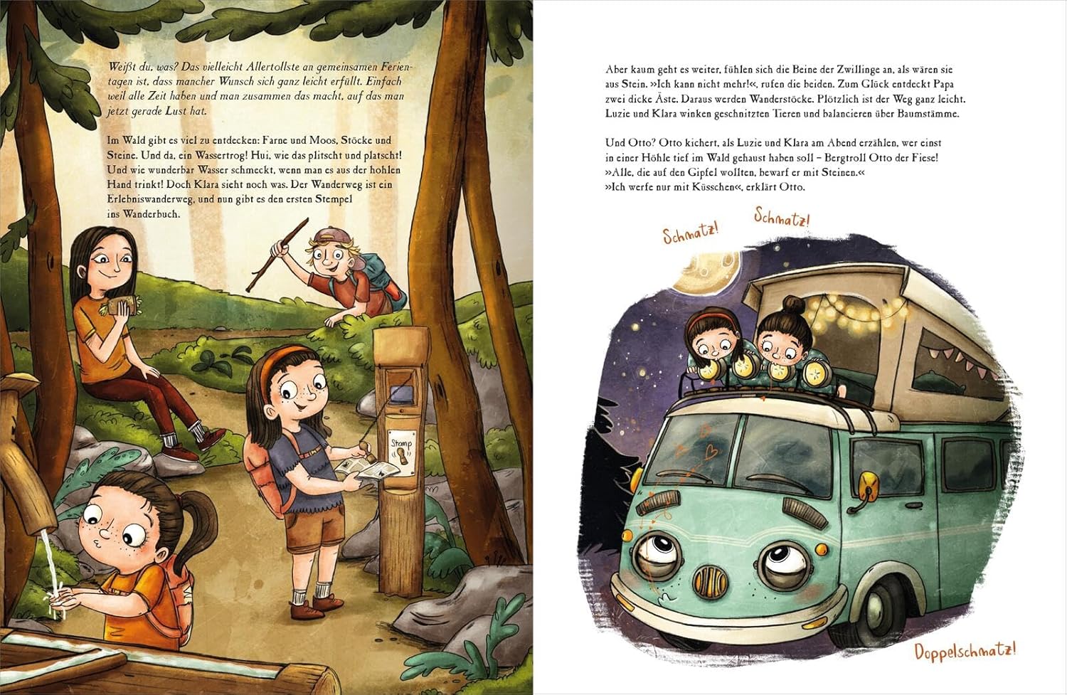 OTTO fährt los – Ein Sommer in den Bergen - Im Wald gibt es viel zu entdecken: Zu sehen auf dem Bild ist eine Familie, die in einem Wald unterwegs ist.