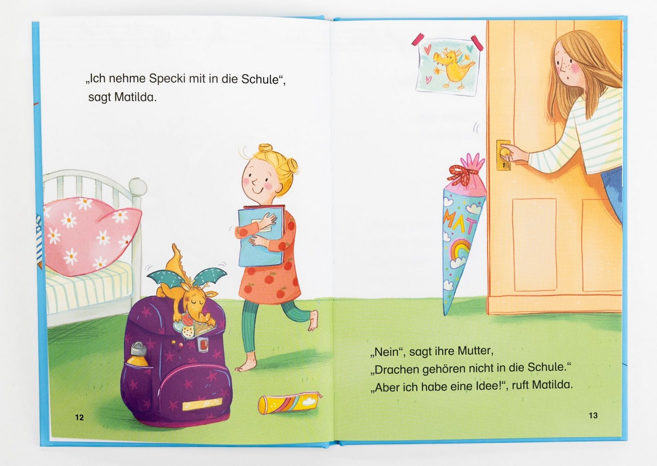 Spekulatius geht in die Schule - Matilda nimmt den Drachen mit zur Schule: Dargestellt ist ein Mädchen in einem Zimmer, das noch schnell Bücher in den Schulranzen packen möchte, auf dem ein kleiner Drache sitzt.
