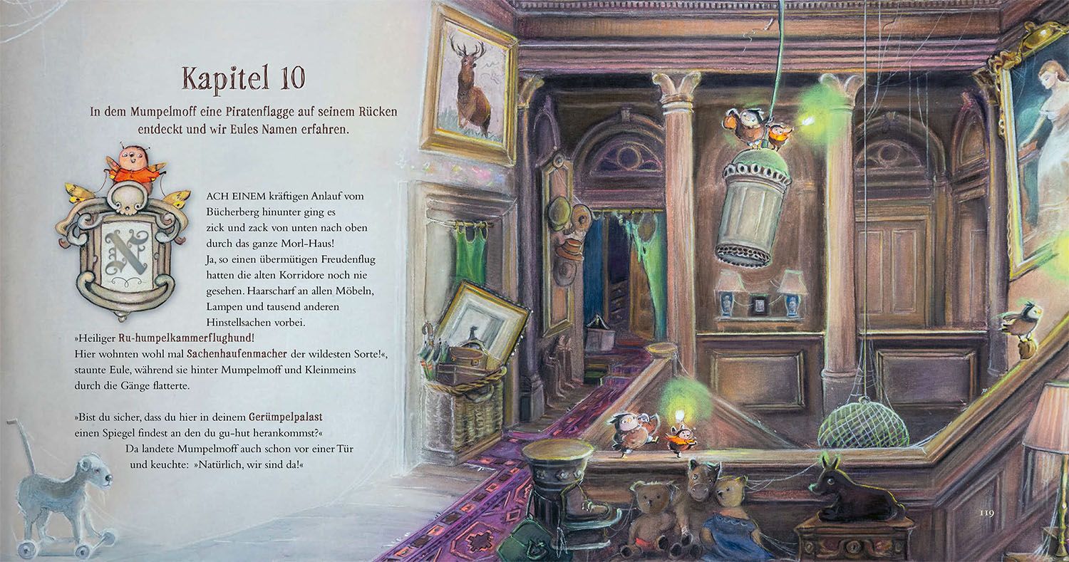 Mumpelmoff und das Wunder am Schloss - Freudenflug durch die Korridore: Zu sehen auf dem Bild sind eine Eule und ein kleines braunes Wesen, die durch das Treppenhaus eines alten Schlosses fliegen.