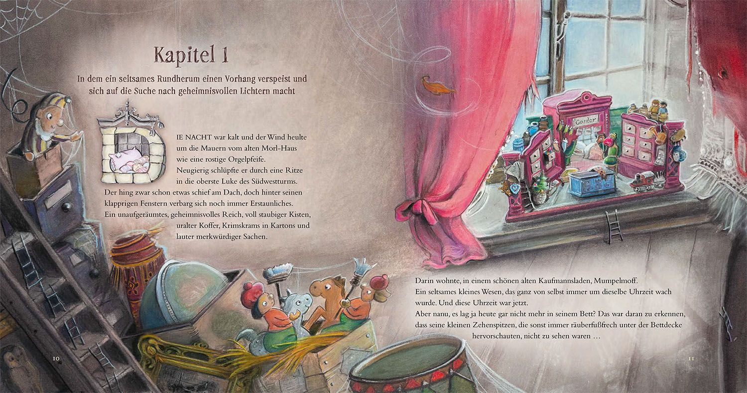 Mumpelmoff und das Wunder am Schloss - Im alten Morl-Haus: Dargestellt ist ein Fenster auf einem Dachboden, auf dessen Fensterbrett ein Kaufmannsladen steht.