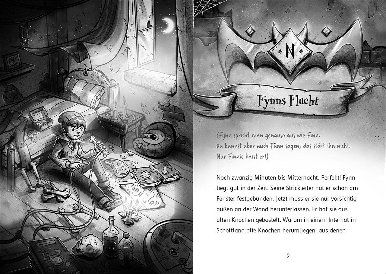 Nightmore – Das gruseligste Internat der Welt - Fynns Flucht: Zu sehen ist ein Junge, der in einem dunklen Zimmer an einem Fenster sitzt.