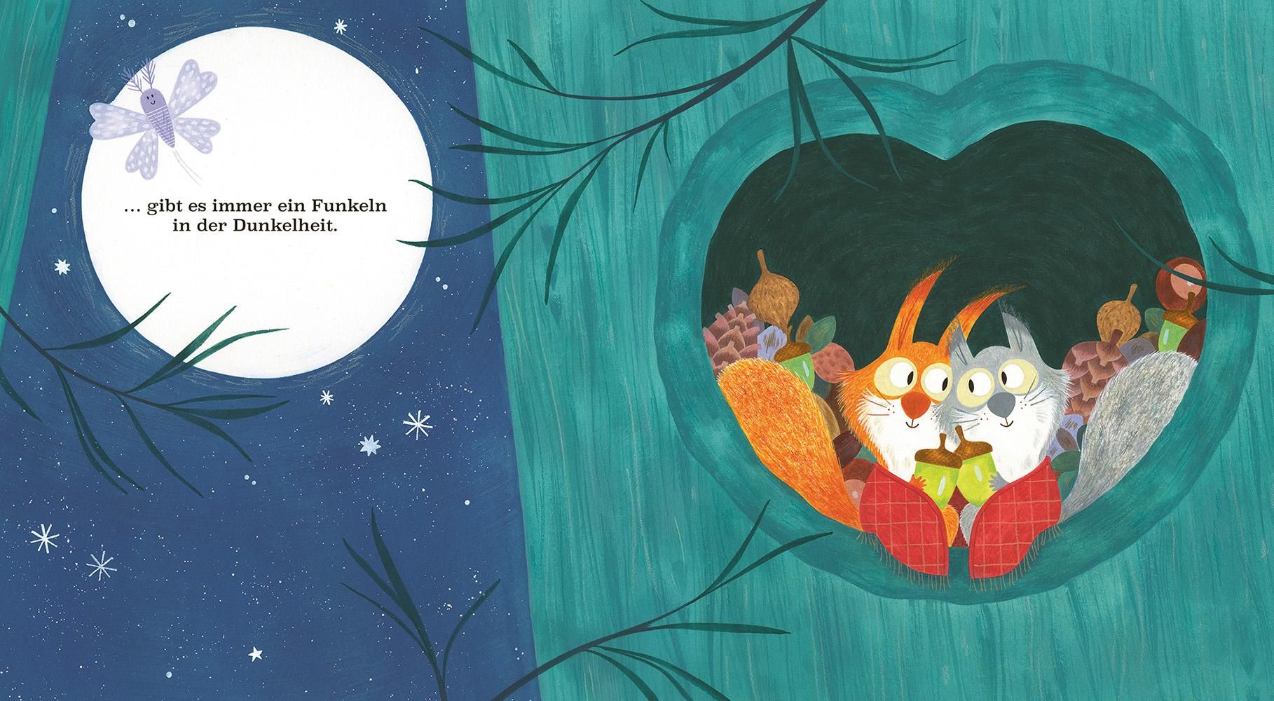 Oh, wie funkelt es so schön im Dunkeln - Ein Funkeln in der Dunkelheit: Zu sehen auf dem Bild, sind zwei Eichhörnchen, die eng aneinandergekuschelt aus einem Astloch schauen.