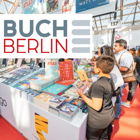 BUCHBERLIN 2024 mit Familientag am 22. September: Dargestellt ist eine Familie, die an einem Stand mit Büchern stöbert.