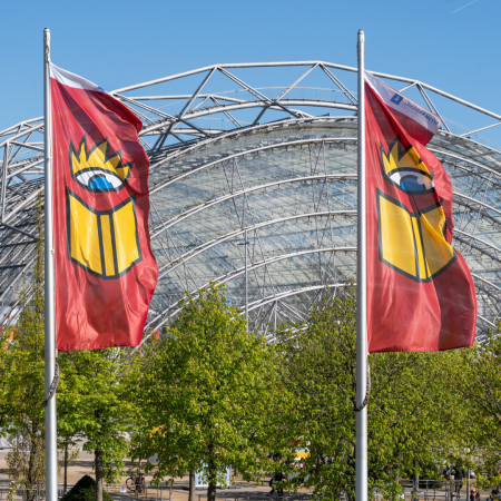 ZWei Leipziger Buchmesse - Flaggen vor der Glashalle