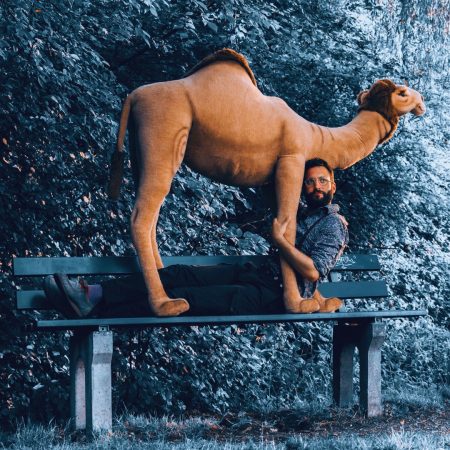 Foto von Severin Hofer auf einer Bank liegend mit Dromeda